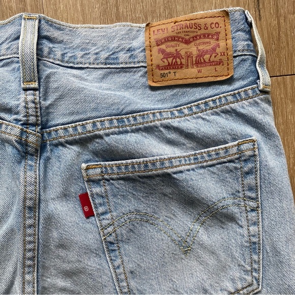 Levi’s 501 25x28 Slim Taper Light Wash Distressed Cut Off Button Fly Crop - Picture 7 of 14